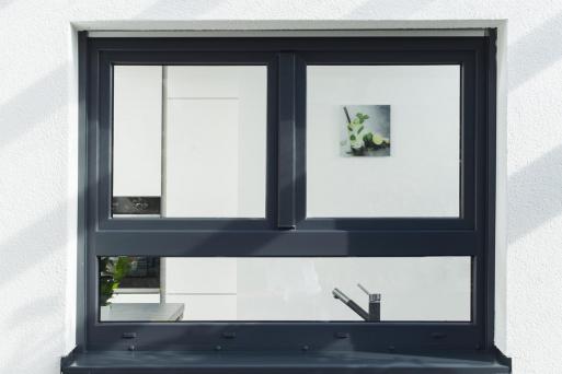 Anthrazitfarbene Kunststoff-Fenster